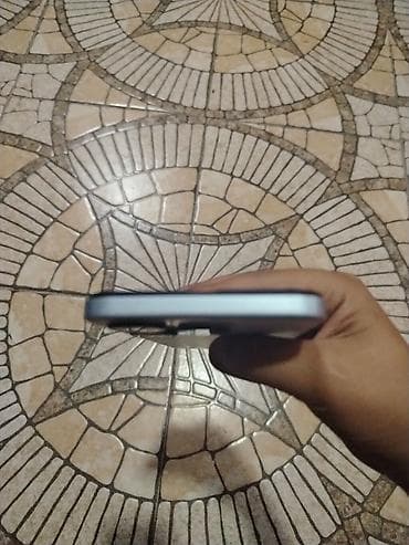xiaomi note 12 s: Ağ rəngli smartfon Xüsusiyyətlər və dizayn: - Arxa panel: ağ — 2