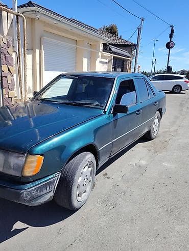 Mercedes-Benz E-Class W124 sedan - Kuzov: 4 qapılı sedan, tünd yaşıl