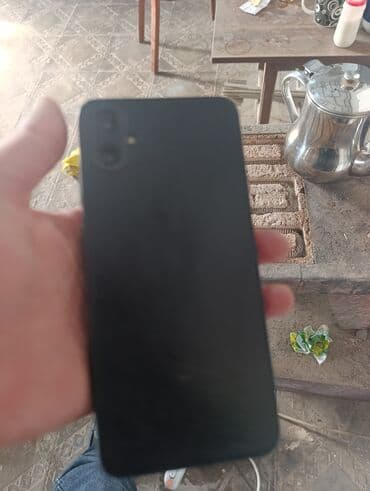 Smartfon – qara rəngdə, mat arxa qapaqlı. Xüsusiyyətlər: - Arxa