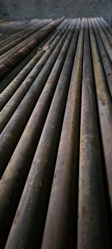 Metal borular: Diyametri 40 liq boru stenkasl 3mm boylarl 6 metre 1 metresi 3 manat — 2