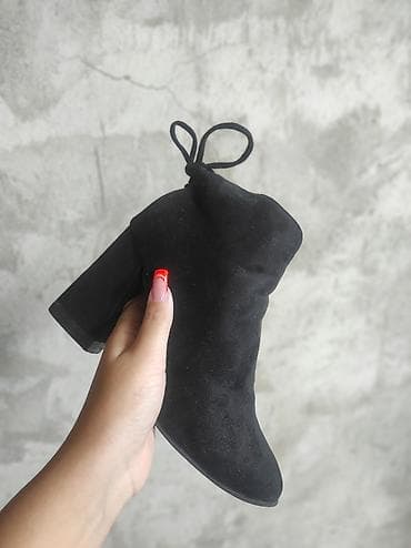 batinka: Qadın botu – qara rəngdə, yumşaq süet teksturalı material. Orta — 1