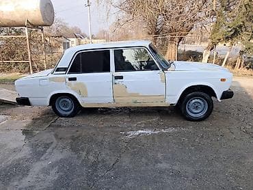 азербайджан авто: VAZ 2107, ağ rəng, sedan kuzov. Texniki xüsusiyyətlər: - Arxa — 4