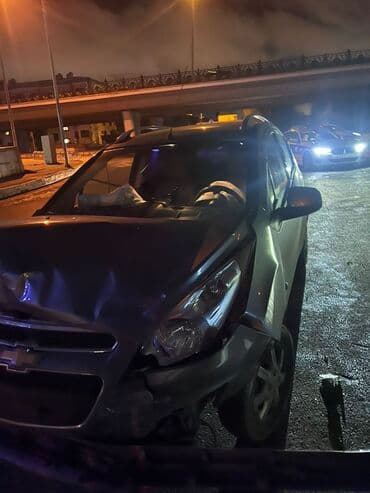 Chevrolet: Chevrolet Spark – boz rəng, şəhər içi yığcam hetçbek. Əsas — 4