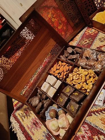 Şamdanlar: Şərq üslublu zərif hədiyyə qutusu – seçmə şirniyyat və quru meyvə — 1