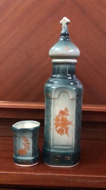 Keramik likör dəsti - Tərkib: 1 ədəd dekorativ qapaqlı şüşə (karaf) — 1