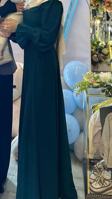 Baş geyimləri: Tünd zümrüd-yaşıl rəngdə, uzun və örtülü xanım paltarı. - Model — 2