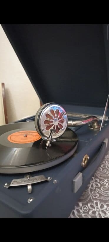 dim listening 1: Retro üslubda çox nadir göy rəngli "LENİNQRAD" patifonu. Üzərində val — 3