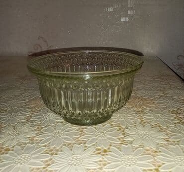 tort qabları: Rusiyanın 1980-cı illər Urşel zavodunun istehsalı olan vazalar. 4 — 2