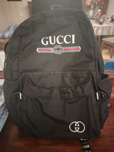 Qara rəngli çantadır. Ön hissədə “GUCCI” yazısı və brendin ikili G lalafo.az -da Qara rəngli çantadır. Ön hissədə “GUCCI” yazısı və brendin ikili G