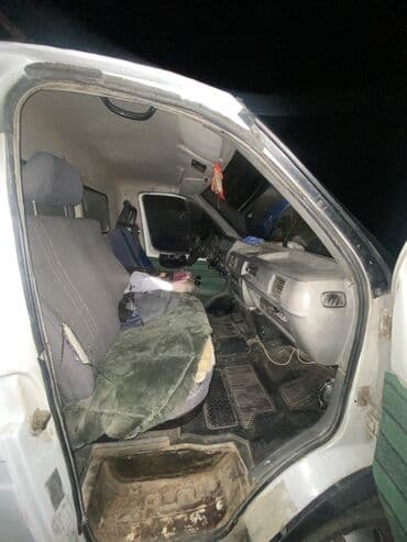 Yüngül yükdaşıma üçün praktiki bortlu yük maşını. Xüsusiyyətlər: - Ağ — 6