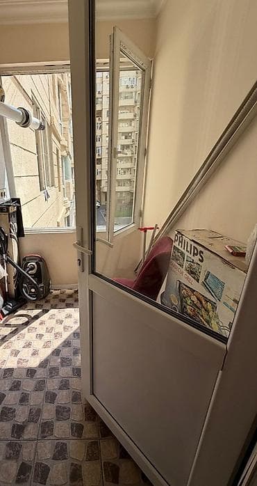 Mənzillə tanış olun: - Geniş və işıqlı zal: dekorativ divar — 9