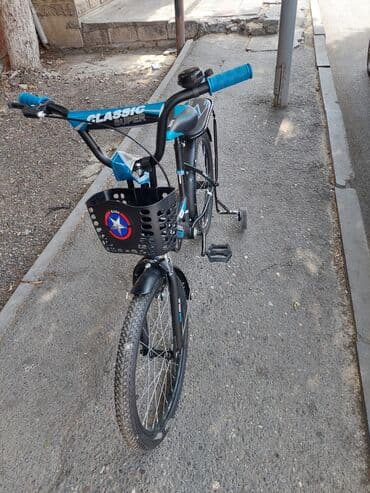 руль для велосипеда: Ön səbəti olan qara və mavi rəngli uşaq velosipedi. Velosipeddə mavi — 3