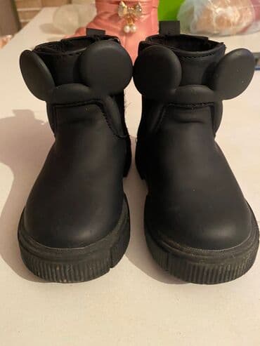 Uşaq arabaları: Zara botlar 20 razmerdir, ikiside yeniden seçilmir

hər bir 20 azn — 3