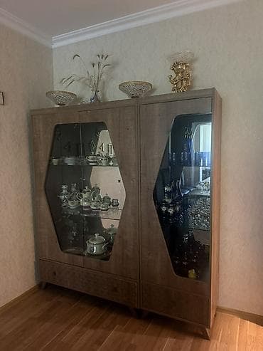 İki bölməli vitrin şkaf - Material: taxta (isti qəhvəyi ton), ön