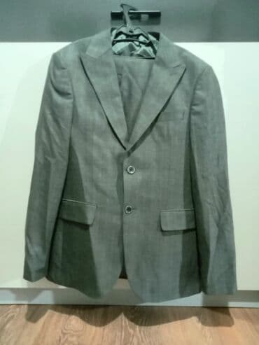 прокат мужских костюмов в баку: Kişi üçlü kostyum dəsti - Rəng: tünd boz (yüngül xətli/çəkici naxış) — 2