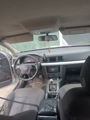 Avtomobil alışı: Model: Sedan, gümüşü rəng Kuzov: 4 qapılı, arxa şüşələr — 3