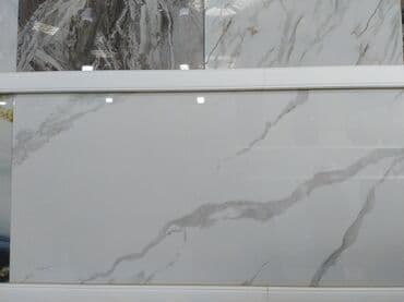 Kafel və metlax: Ağ rəngli, mərmər effektli, düzbucaqlı keramika plitəsi. Hamam, mətbəx