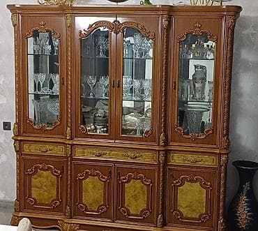 Şüşəli dolab vitrini