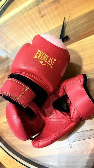 boks torbaları: Məhsul: Everlast boks əlcəkləri - Rəng: qırmızı, yumruq hissəsində ağ — 5