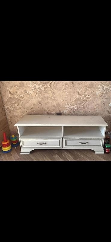 Düz TV altlığı, Polkalı, Laminat