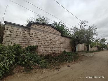 Satılır: həyət evi - Torpaq: 4 sot - Həyətyanı sahə: naves (örtülü — 10