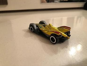 kinder joy stranger: Qızılı rəngli mini yarış maşını oyuncağı - Model: futuristik Formula — 2