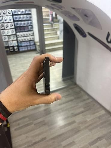 IPhone 15 Pro, Qara — 4