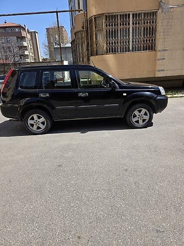 nissan xtrail: Nissan X-Trail, qara rəng, şəhər və yolsuzluq üçün rahat — 4