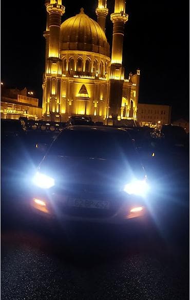 Honda Insight – ağ rəng, hibrid hetçbek. Xüsusiyyətlər: - Yanacaq — 6