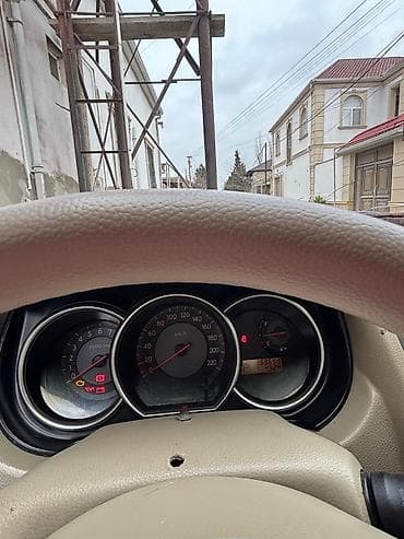 reng rover: Nissan Tiida sedan – geniş və praktik daxili ilə şəhər və ailə — 6