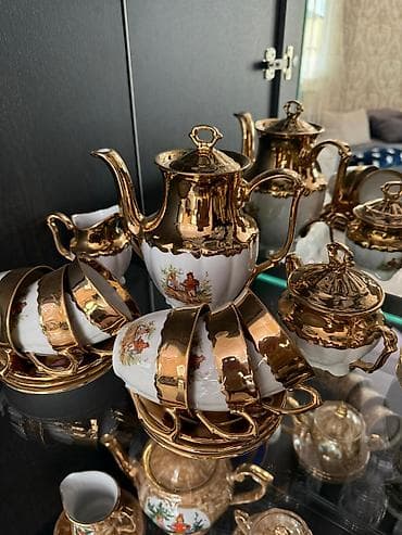 e herfi şekilleri: Vitrinli qab-dadya dolabı və içində klassik kolleksiya qablar dəsti — 5