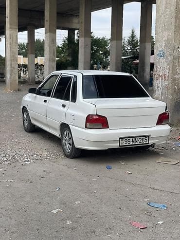 Ağ rəngli sedan avtomobil Texniki və xarici xüsusiyyətlər: - Kuzov: 4