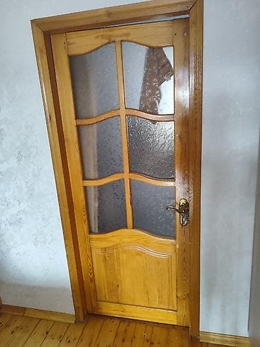 taxta qapı: Taxta və dəmir qapı dəsti - Giriş qapısı: tünd rəngli metal qapı — 3