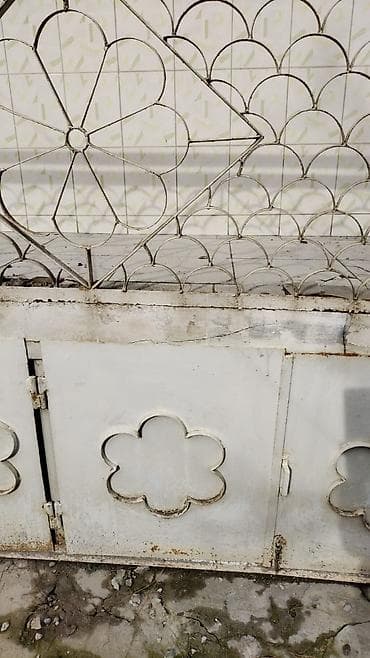 Gəncə şəhəri, mərkəzdə Metal pilləkən məhəccəri və aşağı — 2