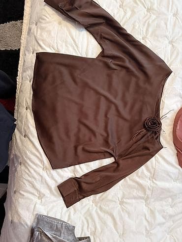 kişi ucun əl cantaları: Zərif qadın bluzu – şokolad-qəhvəyi rəngdə, atlas/parlaq teksturalı — 1