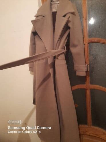 Kürklər: Qadın palto – qum/bej rəng.Seliqeli geyilib - Model: Klassik dizaynda — 1