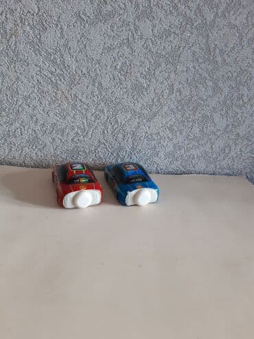 Məktəb çantaları: 2 ədəd oyuncaq maşın dəsti. Plasmastdı. İki ədədi birlikdə 1 — 4
