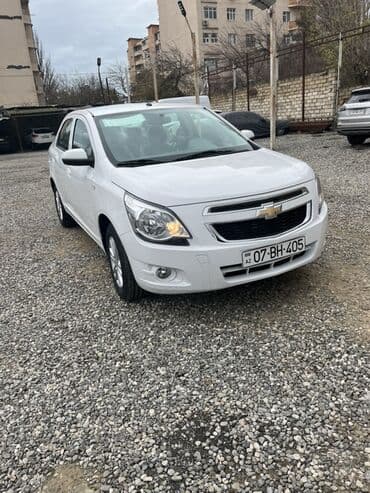 yasti pencelik: Chevrolet Cobalt sedan – ağ rəng, 4 qapı, şəhər və uzun məsafələr üçün — 1