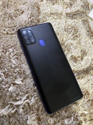 Smartfon – orta sinif Android model - Arxa tərəfdə dörd linzalı kamera