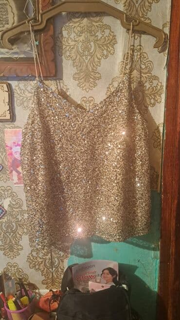 qisa qol koynekler: Payetli qadın topu - Model: incə spagetti askılı, V-kəsimli top - — 2