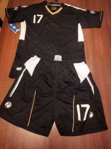 футбольная форма новая: Futbol oyunu dəsti.Yenidir etiketi üstündə.Yaxası üçbucaq formasında — 1