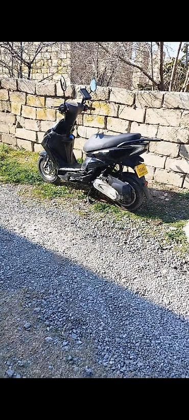 mape: - Rəng: qara - Oturacaq: iki nəfərlik geniş və rahat - Mühərrik — 2