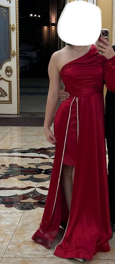 Qırmızı gecə/libas - Stil: Uzun, bir çiyinli (asimetriya). Üst