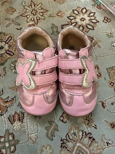 Uşaq ayaqqabısı – ölçü 24. - Rəng: açıq çəhrayı, parlaq metalik