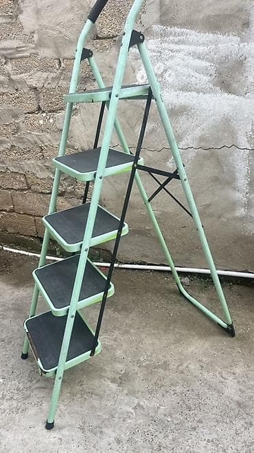 Nərdivanlar: 5 pilləli qatlanan nərdivan - Material: möhkəm metal karkas — 1