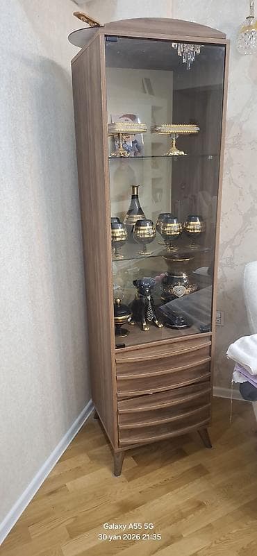 Rəf vitrinləri: Şüşəli dolab vitrini — 1