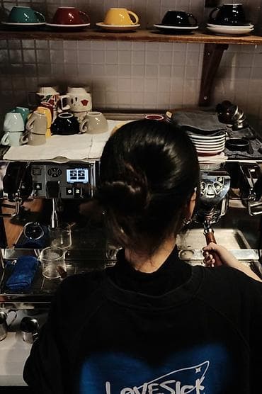 Peşəkar espresso və qəhvə içkiləri xidməti - İki qollu, barista