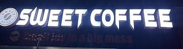 berber reklamı: “SWEET COFFEE” — işıqlı fasad lövhəsi - Həcmi böyük, uzaqdan seçilən — 1