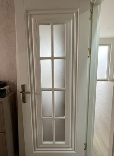 Ağ rəngli interyer qapı – şüşəli klassik dizayn - Material: ağ