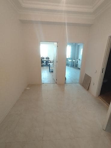 qobu kiraye: Mənzilin təsviri: - Plan: geniş dəhliz, ayrıca mətbəx‑studiyaya — 2